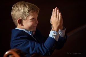 atlanta photographer first communion praying